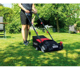 Elektromos Fűszellőztető  talajlazító SC32, 1500 W teljesítmény, 32 cm munkaszélesség, 30 l gyűjtőkosár, 4 irányú magasságállítás/akár 4 mm, talajlazító henger (16 penge) és ventilátorhenger (36 karom)